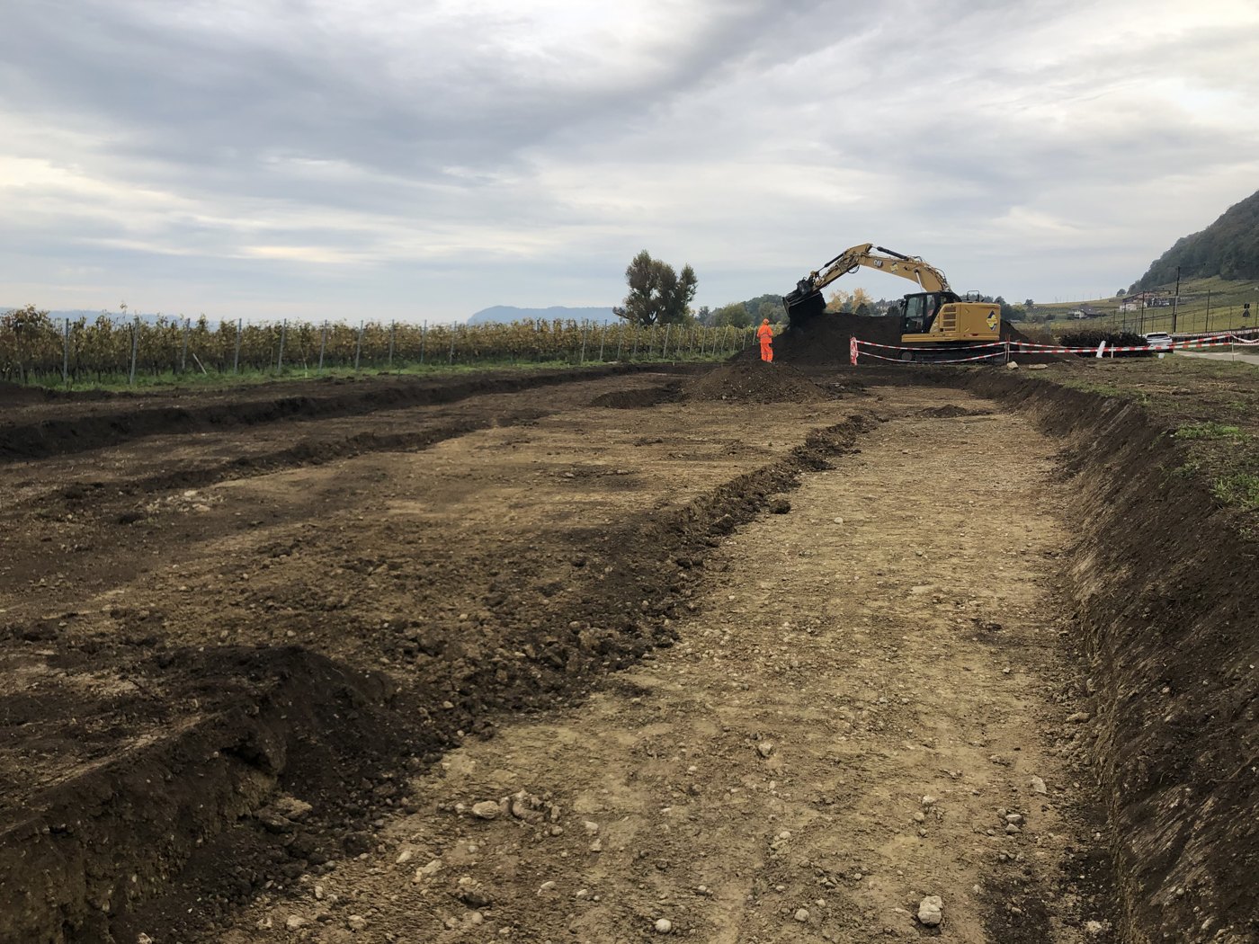 Décapage des sols par horizons sur un chantier